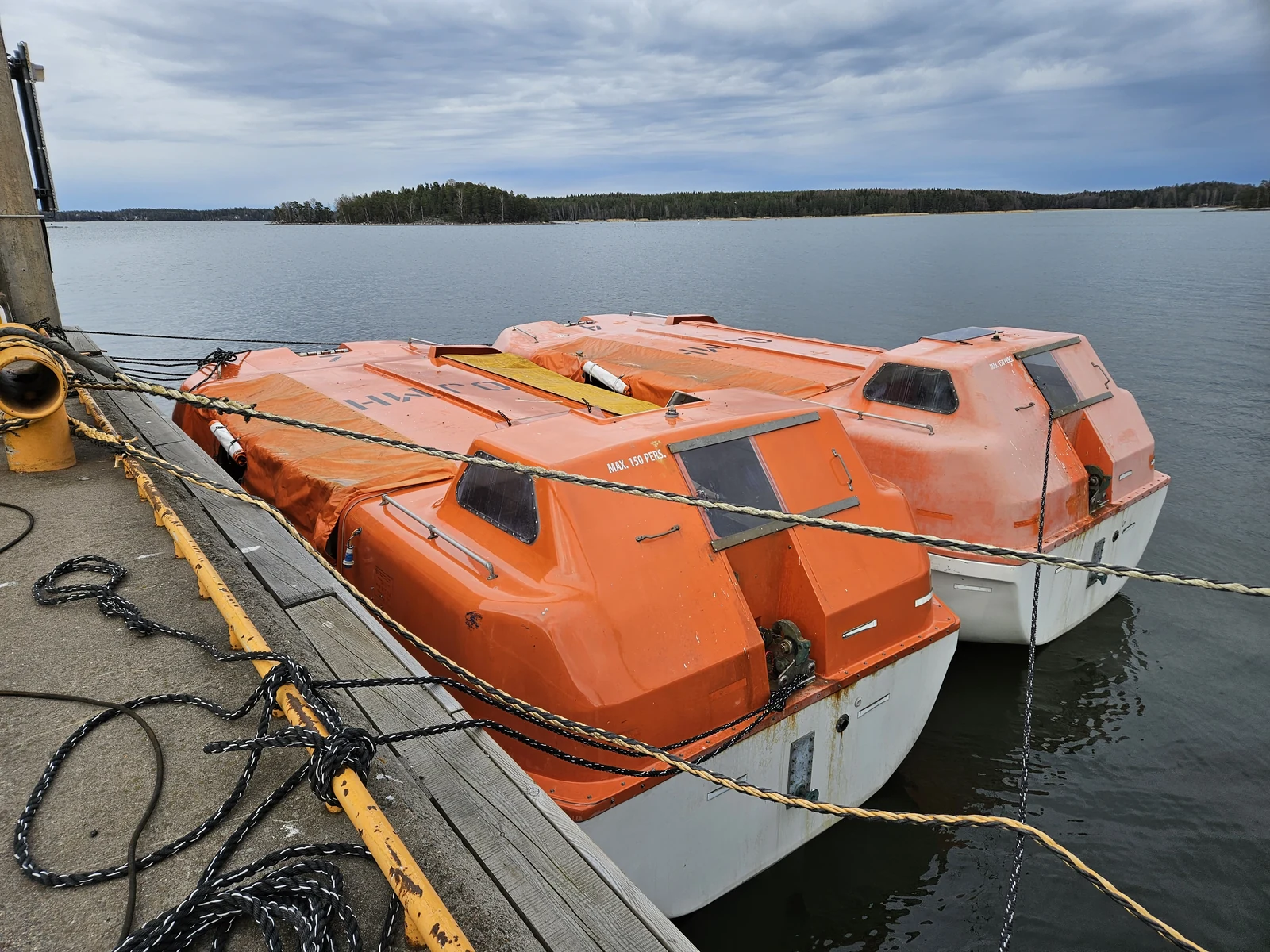 Pelastusveneet laiturissa ennen pintojen NC40-kunnostusta.